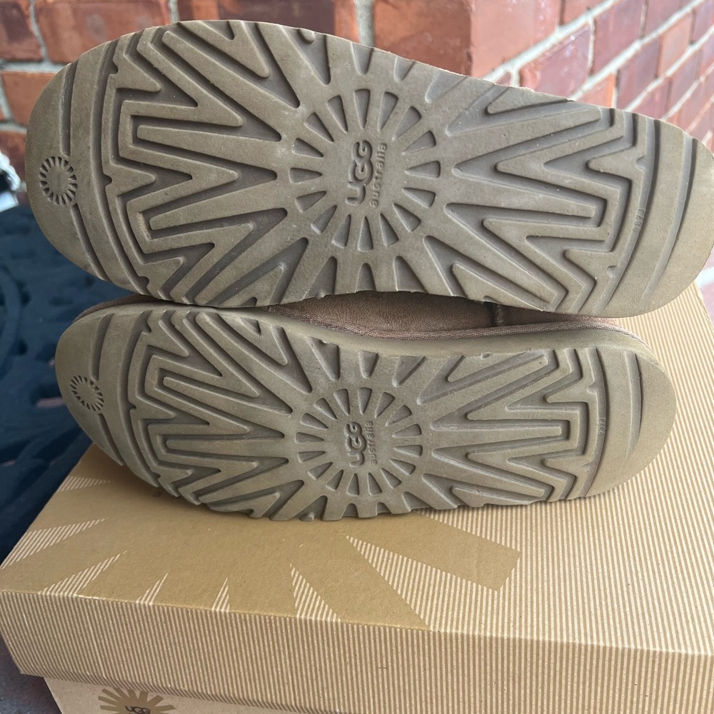 Euc Ugg Bailey 3 Button Boot, Size 8 - image 7